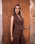 Completo sartoriale con gilet doppiopetto e pantalone fluido