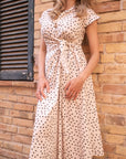 Abito bianco midi con pois neri