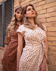 Abito marrone midi con pois bianchi