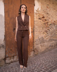 Completo sartoriale con gilet doppiopetto e pantalone fluido
