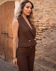 Completo sartoriale con gilet doppiopetto e pantalone fluido