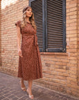 Abito marrone midi con pois bianchi