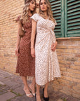 Abito marrone midi con pois bianchi