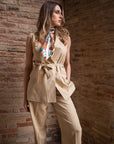 Completo beige in lino con gilet e pantalone